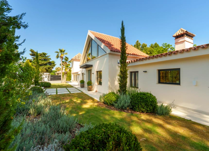 EXCEPCIONAL VILLA DE LUJO DE UNA SOLA PLANTA EN PUERTO BANÚS, MARBELLA
