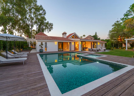 EXCEPCIONAL VILLA DE LUJO DE UNA SOLA PLANTA EN PUERTO BANÚS, MARBELLA