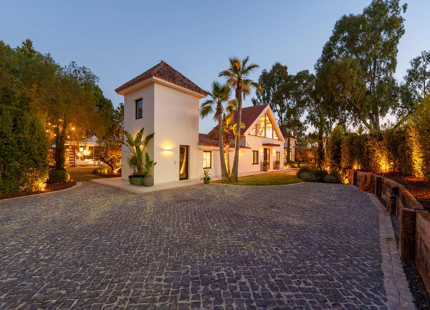 EXCEPCIONAL VILLA DE LUJO DE UNA SOLA PLANTA EN PUERTO BANÚS, MARBELLA