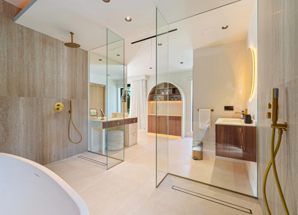 EXCEPCIONAL VILLA DE LUJO DE UNA SOLA PLANTA EN PUERTO BANÚS, MARBELLA