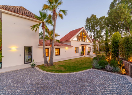 EXCEPCIONAL VILLA DE LUJO DE UNA SOLA PLANTA EN PUERTO BANÚS, MARBELLA
