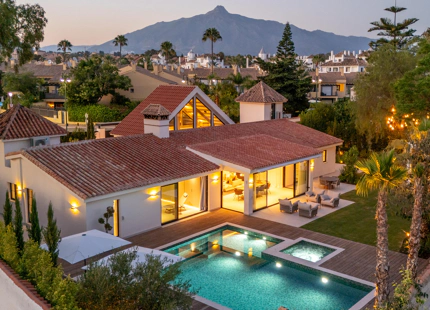 EXCEPCIONAL VILLA DE LUJO DE UNA SOLA PLANTA EN PUERTO BANÚS, MARBELLA