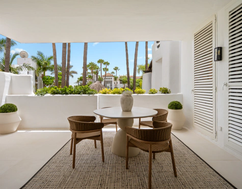 ELEGANT 3-BEDROOM APARTMENT WITH TWO PRIVATE TERRACES IN PUENTE ROMANO RESORT, MARBELLA