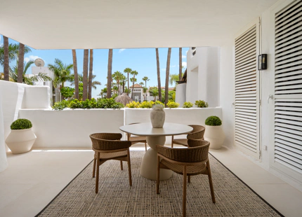 ELEGANTE APARTAMENTO DE 3 DORMITORIOS CON DOS TERRAZAS PRIVADAS EN PUENTE ROMANO RESORT, MARBELLA