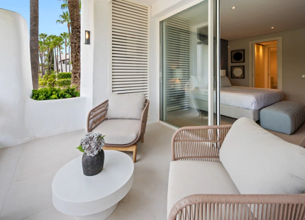 ELEGANTE APARTAMENTO DE 3 DORMITORIOS CON DOS TERRAZAS PRIVADAS EN PUENTE ROMANO RESORT, MARBELLA