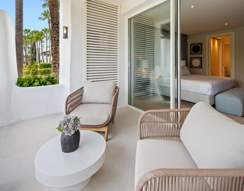 ELEGANT 3-BEDROOM APARTMENT WITH TWO PRIVATE TERRACES IN PUENTE ROMANO RESORT, MARBELLA