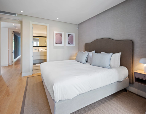 ELEGANT 3-BEDROOM APARTMENT WITH TWO PRIVATE TERRACES IN PUENTE ROMANO RESORT, MARBELLA