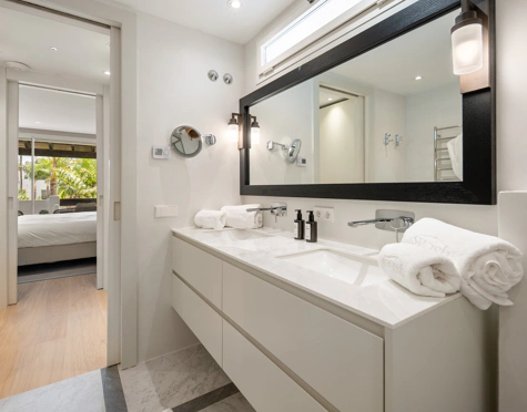 ELEGANT 3-BEDROOM APARTMENT WITH TWO PRIVATE TERRACES IN PUENTE ROMANO RESORT, MARBELLA
