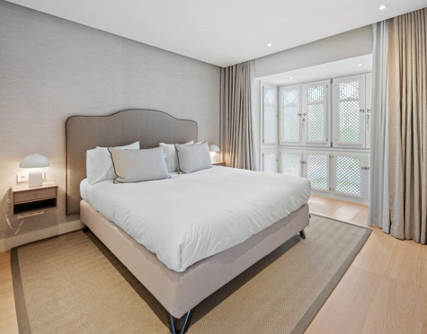 ELEGANT 3-BEDROOM APARTMENT WITH TWO PRIVATE TERRACES IN PUENTE ROMANO RESORT, MARBELLA