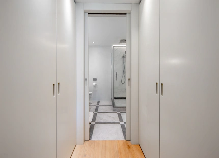 ELEGANTE APARTAMENTO DE 3 DORMITORIOS CON DOS TERRAZAS PRIVADAS EN PUENTE ROMANO RESORT, MARBELLA
