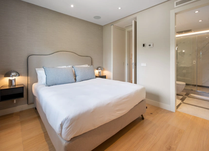 ELEGANTE APARTAMENTO DE 3 DORMITORIOS CON DOS TERRAZAS PRIVADAS EN PUENTE ROMANO RESORT, MARBELLA
