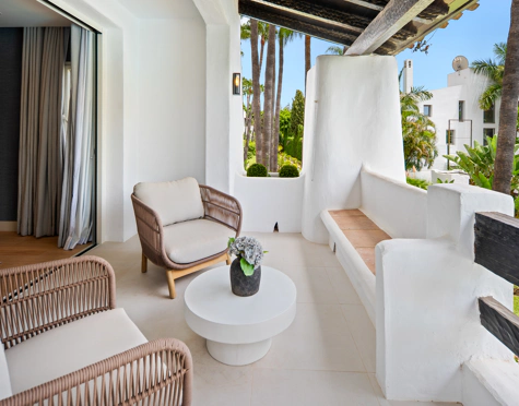 ELEGANT 3-BEDROOM APARTMENT WITH TWO PRIVATE TERRACES IN PUENTE ROMANO RESORT, MARBELLA