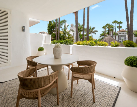 ELEGANTE APARTAMENTO DE 3 DORMITORIOS CON DOS TERRAZAS PRIVADAS EN PUENTE ROMANO RESORT, MARBELLA