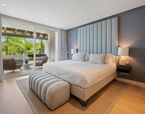 ELEGANT 3-BEDROOM APARTMENT WITH TWO PRIVATE TERRACES IN PUENTE ROMANO RESORT, MARBELLA