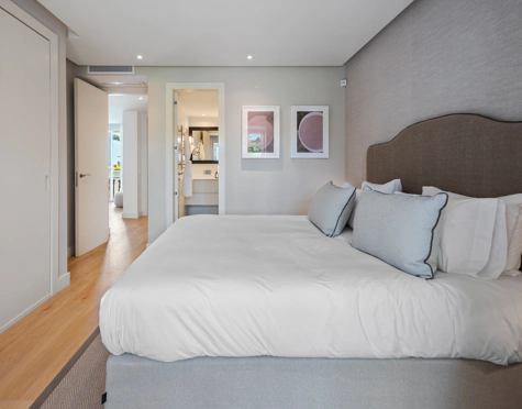 ELEGANT 3-BEDROOM APARTMENT WITH TWO PRIVATE TERRACES IN PUENTE ROMANO RESORT, MARBELLA
