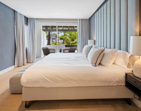 ELEGANT 3-BEDROOM APARTMENT WITH TWO PRIVATE TERRACES IN PUENTE ROMANO RESORT, MARBELLA
