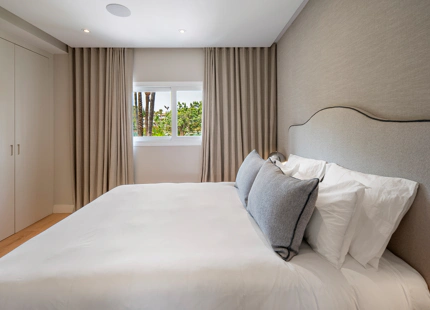 ELEGANTE APARTAMENTO DE 3 DORMITORIOS CON DOS TERRAZAS PRIVADAS EN PUENTE ROMANO RESORT, MARBELLA