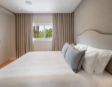 ELEGANT 3-BEDROOM APARTMENT WITH TWO PRIVATE TERRACES IN PUENTE ROMANO RESORT, MARBELLA