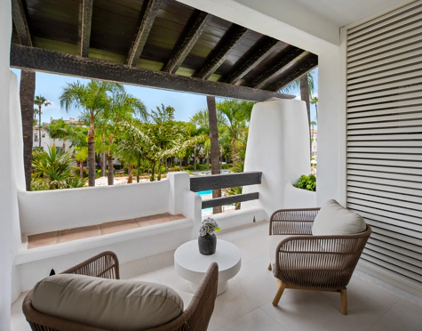 ELEGANT 3-BEDROOM APARTMENT WITH TWO PRIVATE TERRACES IN PUENTE ROMANO RESORT, MARBELLA