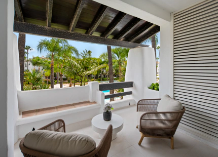 ELEGANTE APARTAMENTO DE 3 DORMITORIOS CON DOS TERRAZAS PRIVADAS EN PUENTE ROMANO RESORT, MARBELLA