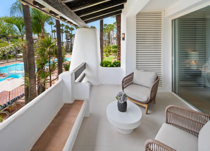 ELEGANTE APARTAMENTO DE 3 DORMITORIOS CON DOS TERRAZAS PRIVADAS EN PUENTE ROMANO RESORT, MARBELLA