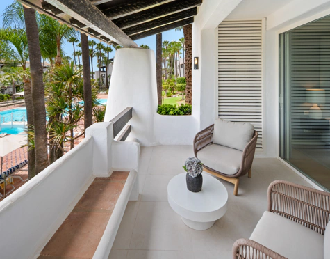 ELEGANT 3-BEDROOM APARTMENT WITH TWO PRIVATE TERRACES IN PUENTE ROMANO RESORT, MARBELLA