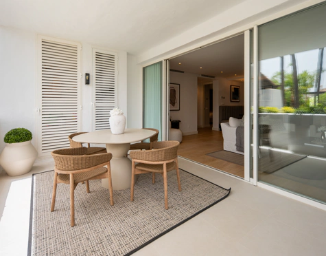 ELEGANT 3-BEDROOM APARTMENT WITH TWO PRIVATE TERRACES IN PUENTE ROMANO RESORT, MARBELLA