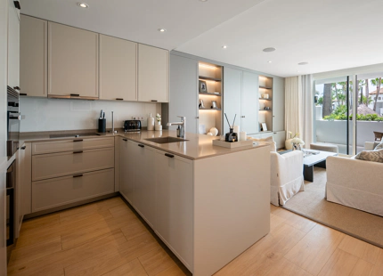 ELEGANTE APARTAMENTO DE 3 DORMITORIOS CON DOS TERRAZAS PRIVADAS EN PUENTE ROMANO RESORT, MARBELLA