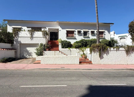 PRIME RENOVATION OPPORTUNITY IN NUEVA ANDALUCÍA