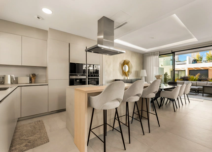 CONTEMPORARY SEA VIEW VILLA IN RIO REAL