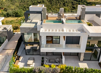 CONTEMPORARY SEA VIEW VILLA IN RIO REAL