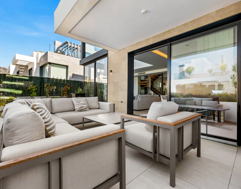 CONTEMPORARY SEA VIEW VILLA IN RIO REAL