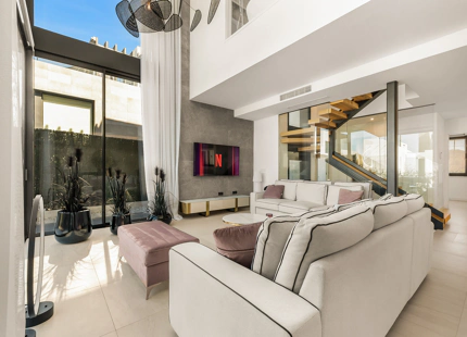 CONTEMPORARY SEA VIEW VILLA IN RIO REAL