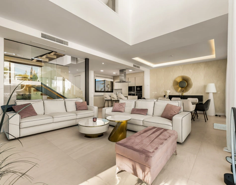 CONTEMPORARY SEA VIEW VILLA IN RIO REAL