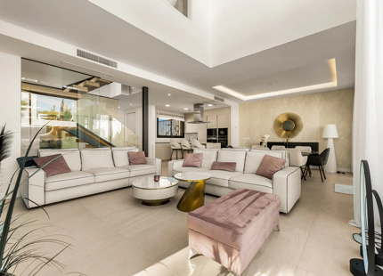 CONTEMPORARY SEA VIEW VILLA IN RIO REAL
