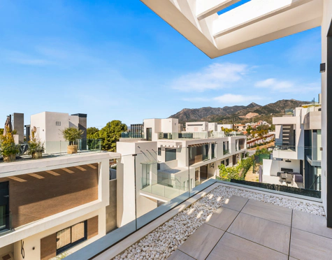 CONTEMPORARY SEA VIEW VILLA IN RIO REAL