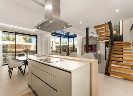 CONTEMPORARY SEA VIEW VILLA IN RIO REAL