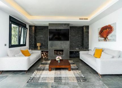 STUNNING LUXURY VILLA WITH VERSATILE LOWER FLOOR IN NUEVA ANDALUCÍA