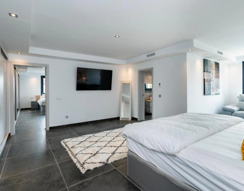 STUNNING LUXURY VILLA WITH VERSATILE LOWER FLOOR IN NUEVA ANDALUCÍA