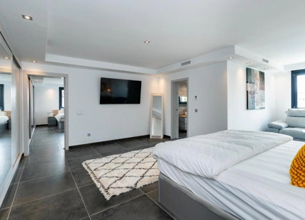 STUNNING LUXURY VILLA WITH VERSATILE LOWER FLOOR IN NUEVA ANDALUCÍA
