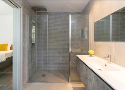 STUNNING LUXURY VILLA WITH VERSATILE LOWER FLOOR IN NUEVA ANDALUCÍA