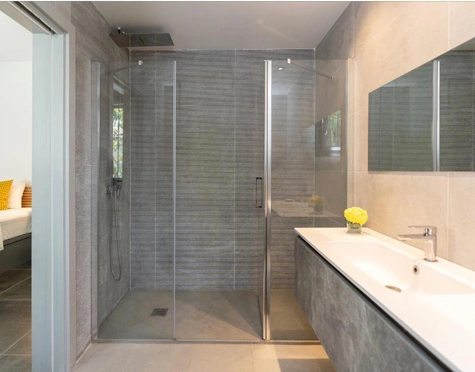 STUNNING LUXURY VILLA WITH VERSATILE LOWER FLOOR IN NUEVA ANDALUCÍA