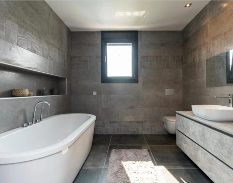 STUNNING LUXURY VILLA WITH VERSATILE LOWER FLOOR IN NUEVA ANDALUCÍA