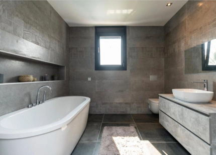 STUNNING LUXURY VILLA WITH VERSATILE LOWER FLOOR IN NUEVA ANDALUCÍA