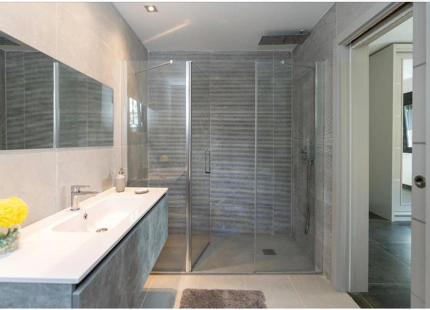 STUNNING LUXURY VILLA WITH VERSATILE LOWER FLOOR IN NUEVA ANDALUCÍA