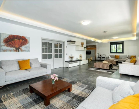 STUNNING LUXURY VILLA WITH VERSATILE LOWER FLOOR IN NUEVA ANDALUCÍA