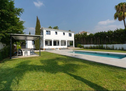 STUNNING LUXURY VILLA WITH VERSATILE LOWER FLOOR IN NUEVA ANDALUCÍA