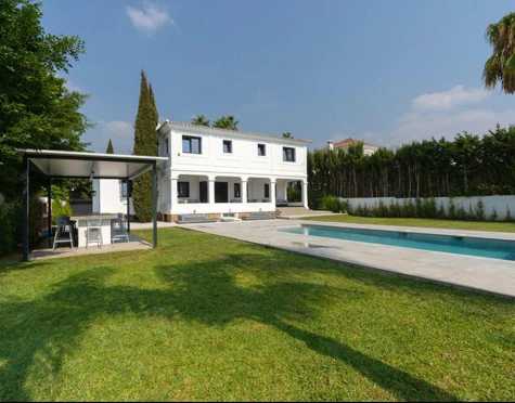 STUNNING LUXURY VILLA WITH VERSATILE LOWER FLOOR IN NUEVA ANDALUCÍA