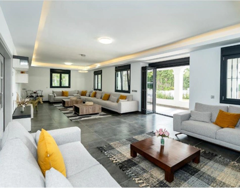 STUNNING LUXURY VILLA WITH VERSATILE LOWER FLOOR IN NUEVA ANDALUCÍA