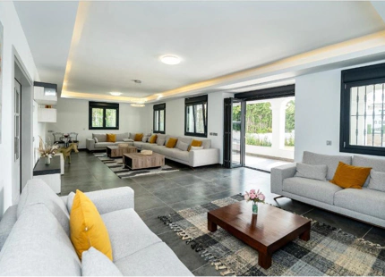 STUNNING LUXURY VILLA WITH VERSATILE LOWER FLOOR IN NUEVA ANDALUCÍA